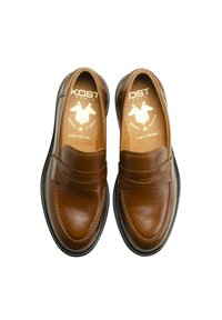 Mocassins en cuir marron avec une finition brillante, dotés d'une sangle décorative, d'un bout arrondi et d'une semelle en caoutchouc texturée. Logo doré embossé à l'intérieur.
