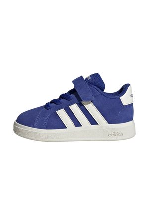 Plava Adidas tenisica s bijelim potplatom, tri bijele pruge, vezice i čičak trakama na bijeloj pozadini.