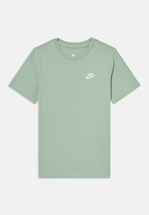Camiseta de manga corta Nike de color verde claro con cuello redondo y pequeño logo blanco de Nike en el pecho izquierdo.