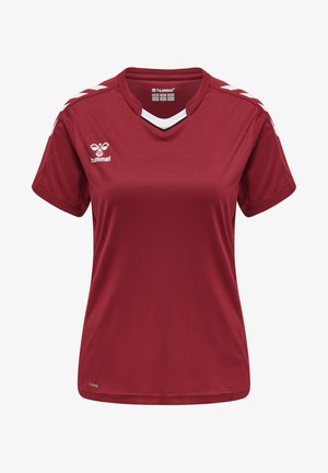 Rotes Sport-T-Shirt mit kurzen Ärmeln, V-Ausschnitt, weißem Akzent am Ausschnitt und weißem Chevron-Muster auf den Schultern. Hergestellt aus leichtem Stoff.