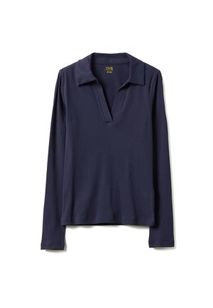 Chemise bleu marine à manches longues avec un large col et une fente en V, en tissu côtelé, étalée à plat sur un fond blanc.