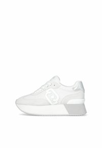 Sneaker bianca con tomaia in mesh e suede, punta rotonda, chiusura con lacci, suola bianca più spessa con un motivo testurizzato e dettaglio del logo sul lato.