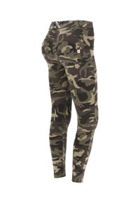 Pantalones de corte ajustado con patrón de camuflaje en verde y marrón, bolsillos traseros y trabillas para cinturón, vistos desde atrás.