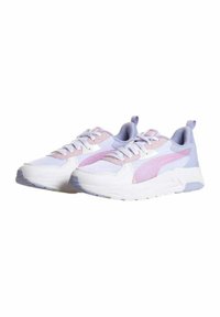 Sneaker bianche e lavanda con pannelli in mesh e suede, dotate di suola spessa, punta tonda e chiusura con lacci, con una linguetta a loop sul tallone.