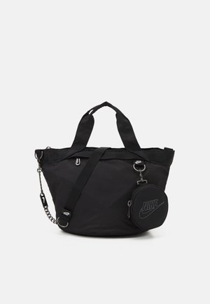 Czarna torba typu tote Nike z podwójnymi uchwytami, regulowanym paskiem na ramię i przymocowaną okrągłą saszetką na monety z logo na białym tle.