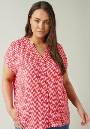 Rood en crèmekleurige blouse in chevronpatroon met een notch-kraag, korte mouwen en knoopsluiting aan de voorkant, gemaakt van lichtgewicht stof.