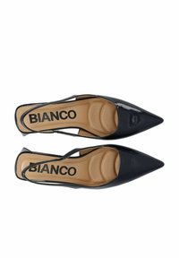 Musta patenttinahka slingback-korkokengät, joissa on terävät varpaat ja pehmustetut sisäpohjat. Brändäys näkyvissä sisäpohjissa. Sileä pinta.