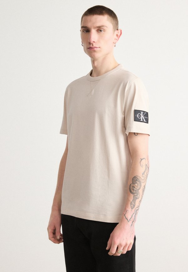 BADGE REGULAR TEE - Basic T-shirt - oatmeal