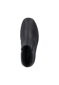 Bottine en cuir noir avec une finition lisse, fermeture éclair sur le côté et détails cousus. Intérieur rembourré pour le confort et légère élévation du talon.