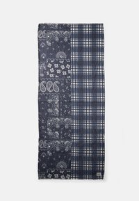 Marine blått stoffskjerf med et lappeteppe-design som kombinerer paisley- og rutemønstre i ulike nyanser av blått og hvitt, ferdig med en frynset kant.