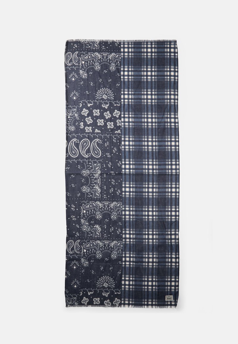 Marine blått stoffskjerf med et lappeteppe-design som kombinerer paisley- og rutemønstre i ulike nyanser av blått og hvitt, ferdig med en frynset kant.