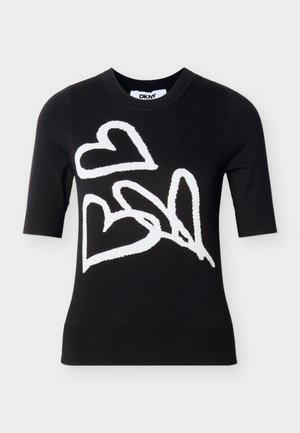 Μαύρο πουλόβερ με κοντά μανίκια και τρεις μεγάλες καρδιές με λευκό περίγραμμα σε αφηρημένο στιλ στο μπροστινό μέρος, στρογγυλή λαιμόκοψη, ετικέτα DKNY μέσα στον γιακά.