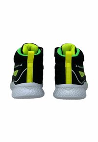 Sneakers high-top neri e verde neon con finitura testurizzata, suola bianca e linguetta gialla. Presentano un design leggero.