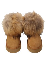 Tane semišové boty s hustým koženým lemováním na vršku, které mají světle hnědý barevný gradient a pevnou, texturovanou gumovou podrážku.