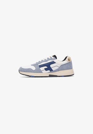 Heren sneaker met een witte leren bovenkant en blauwe suède accenten, een gestructureerde rubberen zool en een vetersluiting. Gouden hardware details aanwezig.