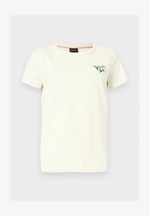 T-shirt crème à manches courtes col rond avec petit graphisme vert et texte « Boss » sur la poitrine gauche, fond uni.