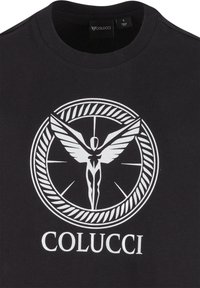 Schwarzes T-Shirt mit einer weißen geflügelten menschlichen Figur innerhalb eines kreisförmigen Seil-Designs, und dem Markennamen "Colucci" unter dem Grafik.