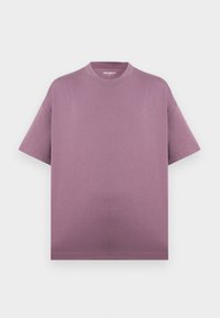 Κοντομάνικο φαρδύ T-shirt με στρογγυλή λαιμόκοψη σε απαλό μωβ χρώμα, χωρίς εμφανή γραφικά ή σχέδια σε απλό φόντο.