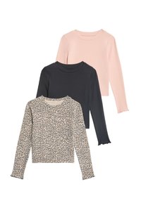 Drei langärmlige Oberteile: eines in Pink, eines in kräftigem Dunkelgrau und eines in Beige mit Leopardenmuster; gerippte Textur; verspielte, gewellte Säume.