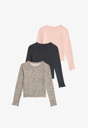 Tre langærmede toppe: en pink, en ensfarvet mørkegrå, og en beige med leopardmønster; ribbet struktur; legesyge bølgede kanter.