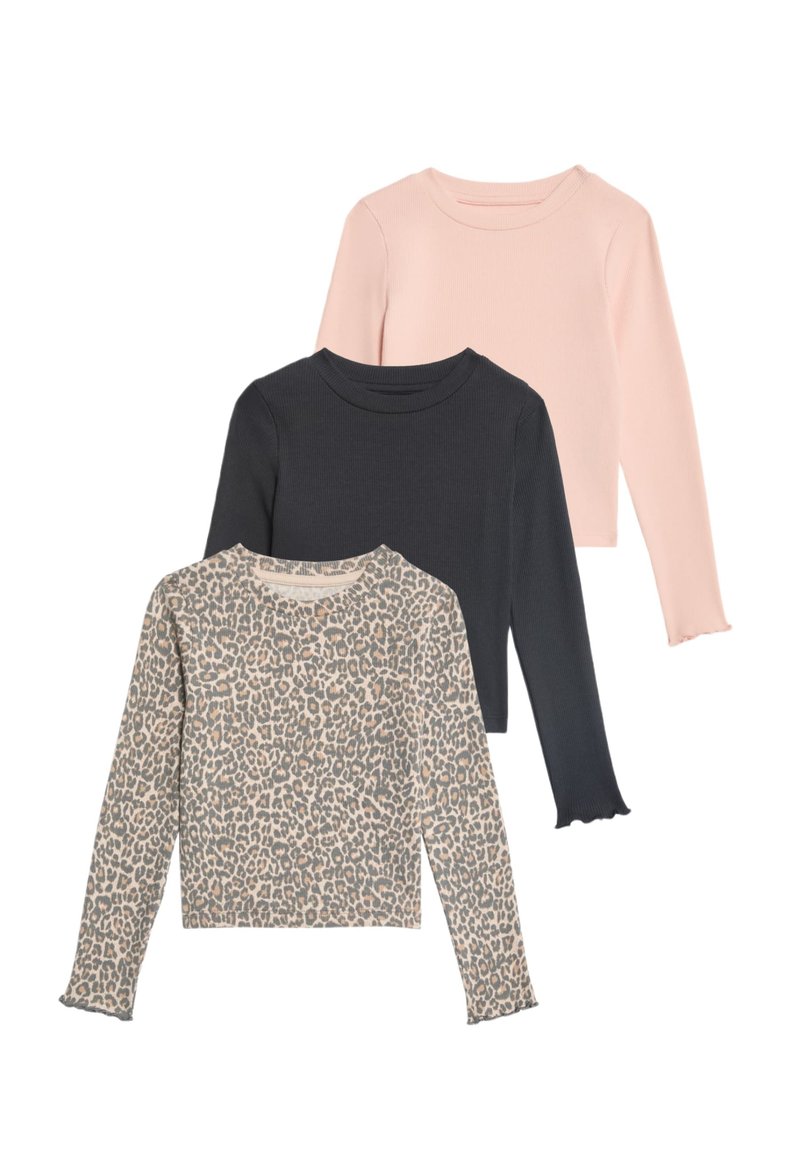 Drei langärmlige Oberteile: eines in Pink, eines in kräftigem Dunkelgrau und eines in Beige mit Leopardenmuster; gerippte Textur; verspielte, gewellte Säume.
