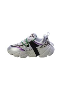Sneaker chunky con parte superiore metallica argento, accenti viola e verde, stampa leopardata, cinturino nero e suola bianca testurizzata con scanalature.