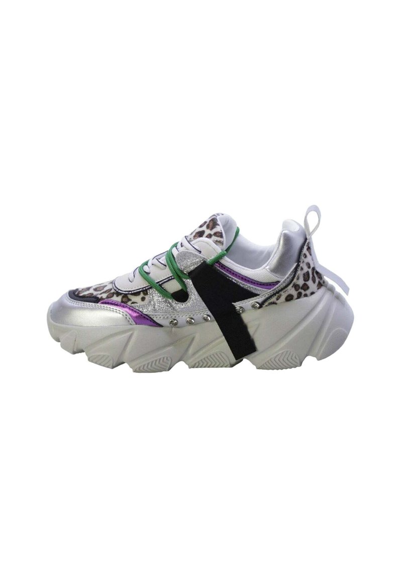 Sneaker chunky con parte superiore metallica argento, accenti viola e verde, stampa leopardata, cinturino nero e suola bianca testurizzata con scanalature.