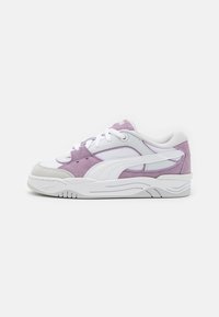 Lila und weiße Sneaker mit Wildleder- und Mesh-Materialien, runder Zehenpartie, flachen Schnürsenkeln, gepolstertem Schaft und strukturierten Gummisohlen.
