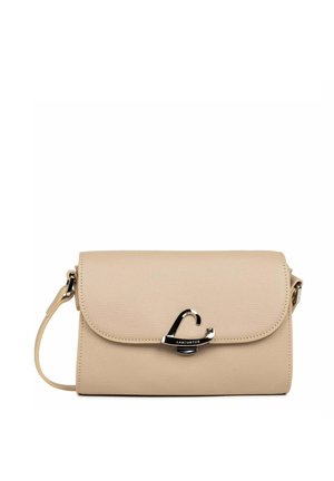 Sac en cuir beige en bandoulière avec un rabat courbé, une fermeture métallique et une sangle réglable. Surface texturée avec des coutures détaillées.