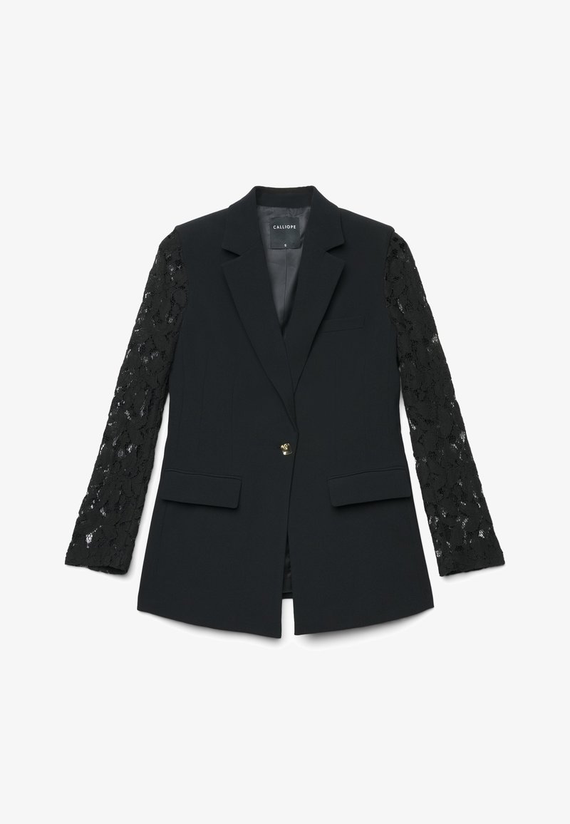 Blazer nero con maniche in pizzo, design sartoriale, chiusura con un solo bottone, due tasche frontali e interno foderato in raso. Presenta dettagli in pizzo intricati.