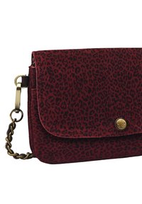 Sac à main en daim à imprimé léopard rouge avec un design à rabat, matériel en or et une Bandoulière tressée. Présente une fermeture à pression.