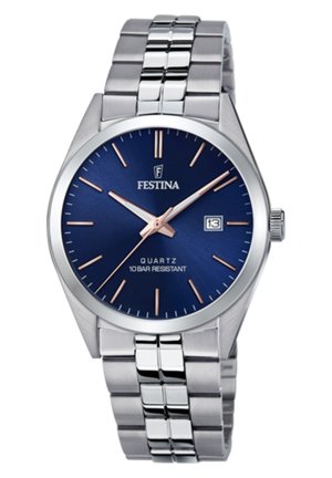 Montre en quartz argentée avec un cadran bleu, des accents en or rose, un affichage de la date et un bracelet en acier inoxydable. Étanche jusqu'à 10 bars.
