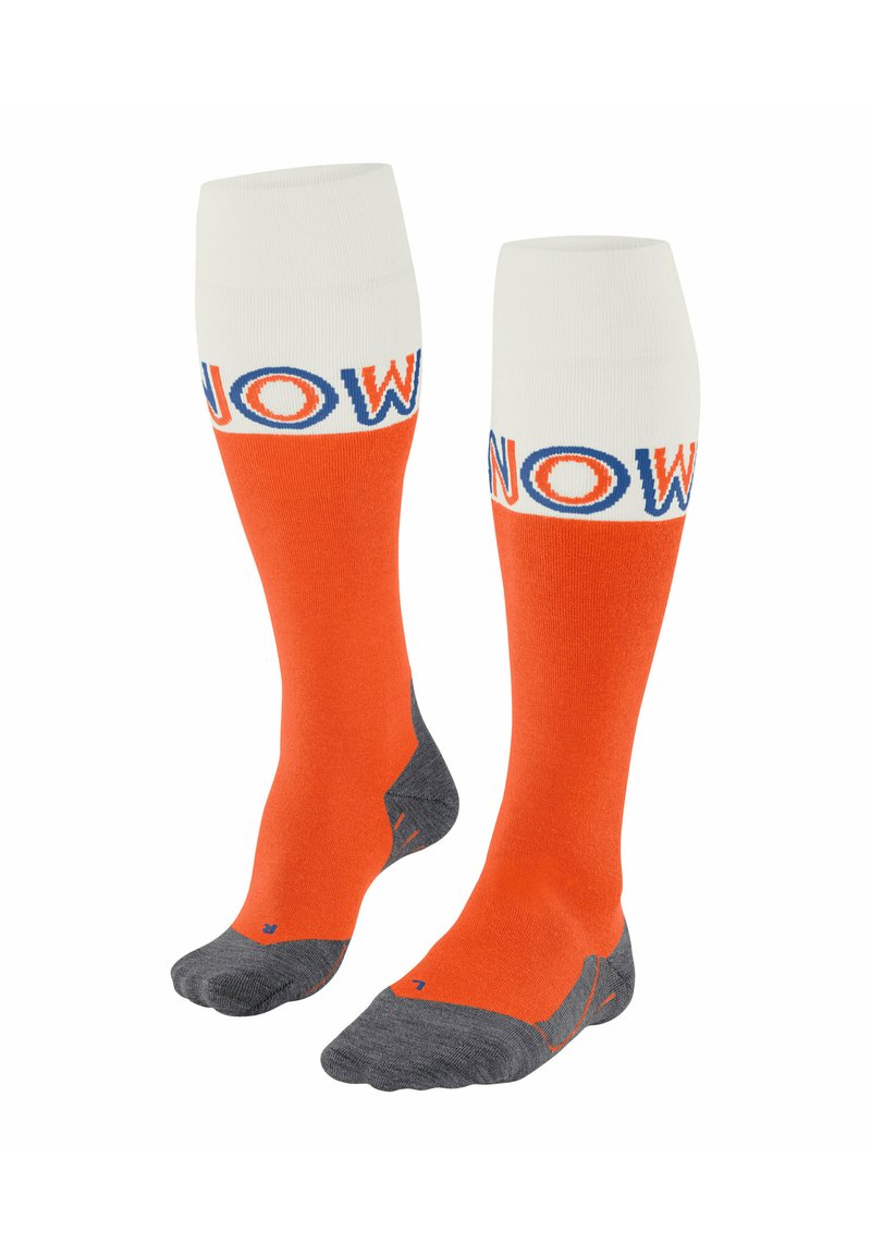 Orange Kniestrümpfe mit weißen Bändern, auf denen "NOW" in blauer Schrift steht. Graue gepolsterte Sohlen und Zehenbereiche für zusätzlichen Komfort.