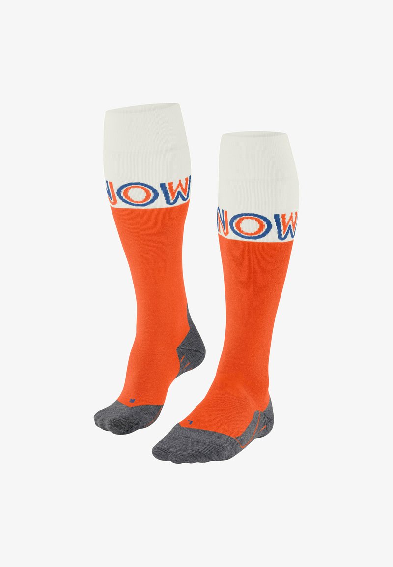 Orange Kniestrümpfe mit weißen Bändern, auf denen "NOW" in blauer Schrift steht. Graue gepolsterte Sohlen und Zehenbereiche für zusätzlichen Komfort.