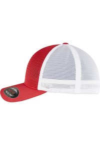 Rød og hvid baseballcap med en solid frontpanel, mesh bag og buet skygge. Har et sort rundt mærke på forsiden.