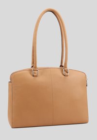 Tan leren handtas met dubbele hengsels, gestructureerde vorm, ritssluiting aan de bovenkant en een zachte textuur, met subtiele naden en minimale hardware.