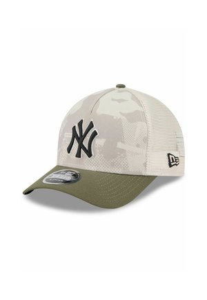 Casquette à motifs camouflage clairs avec un logo brodé sombre, visière olive et dos en maille pour la respirabilité. Présente un design structuré.