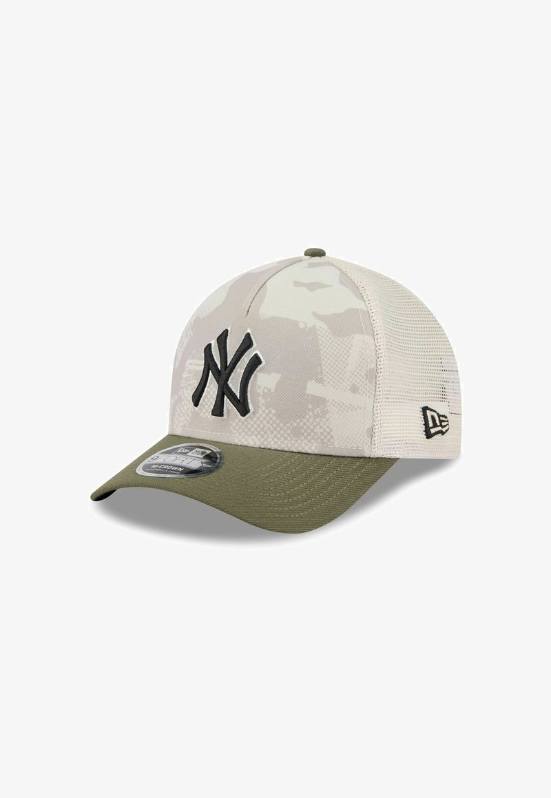 Helle Camouflage-Muster-Cap mit dunklem gesticktem Logo, olivgrünem Schirm und Mesh-Rücken für Atmungsaktivität. Verfügt über ein strukturiertes Design.