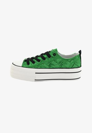 Groene geweven stoffen platform sneaker met zwarte veters, witte neus en witte zool met twee zwarte horizontale strepen.