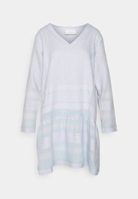 Jasnoniebieska tunika z długimi rękawami, dekoltem w serek, teksturowanymi wzorami oraz warstwowym fasonem z poziomymi paskami i marszczonym dołem.