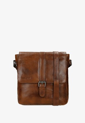 Borsa messenger in pelle marrone con chiusura a pattina, tracolla regolabile e accessori in tonalità argento. Presenta una texture sottile e dettagli di cucitura.