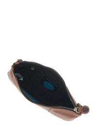 Borsa in pelle marrone con superficie testurizzata e interno in tessuto nero. Chiusura con zip, con un bottone a pressione circolare su un lato.