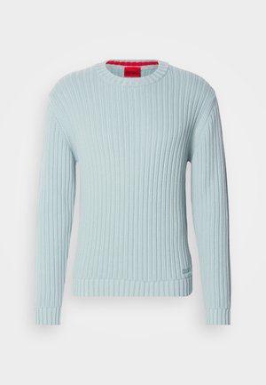 Hele sinine, ribadega kudumistemääriga sviiter pikkade varrukatega ja ümarava kaelusega. Kaelusel on punane silt "HUGO". Pehme tekstuur.