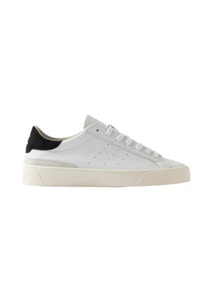 Sneaker in pelle bianca a taglio basso con lacci bianchi, suola beige, piccole perforazioni sul lato e linguetta del tallone in suede nero.