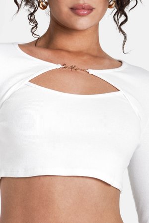 Weißes geripptes Crop-Top mit einem Cut-Out-Design an der Brust und einem goldenen Akzent. Der Stoff hat eine glatte Textur und eine figurbetonte Passform.