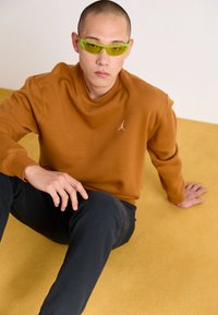 Jordan CREW - Sudadera - desert bronze/white