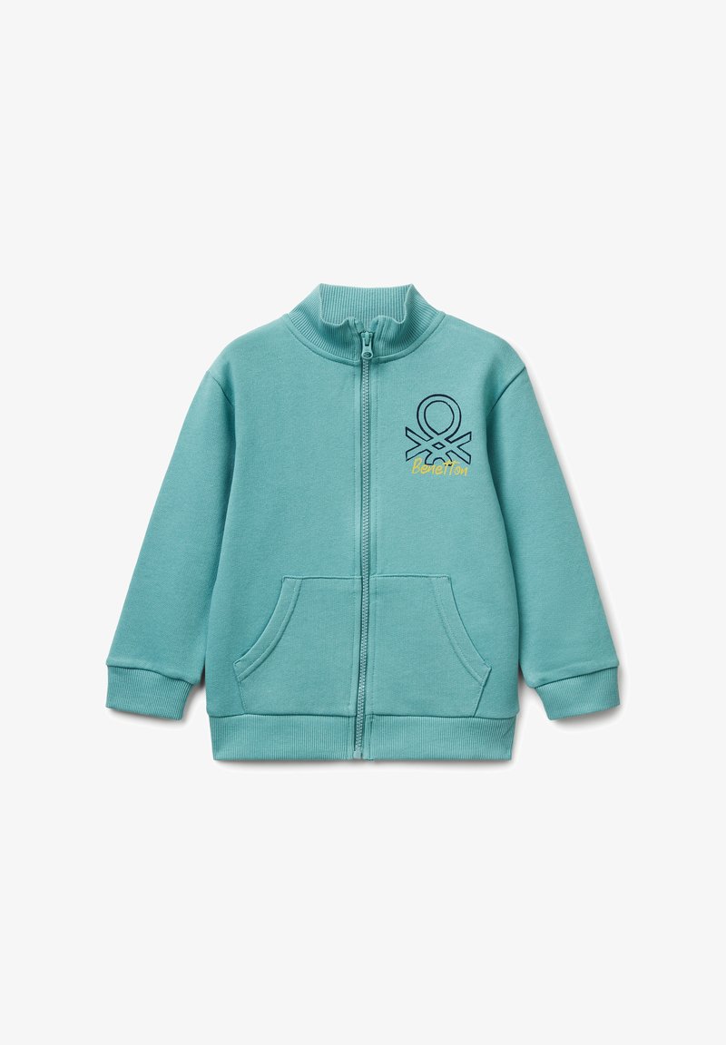 Felpa azzurro verde chiaro con zip, collo alto, due tasche frontali, polsini a costine e logo ricamato sul petto. Tessuto morbido.