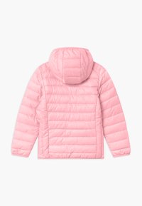 Chaqueta de plumas rosa con capucha, con textura acolchada y costuras horizontales. Material suave con un diseño ligero.