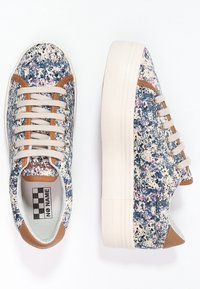 Sneakers med en texturerad flerfärgad ovandel i blått, rosa och kräm, med beige snören och bruna läderdetaljer på hälen.