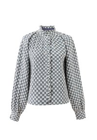 Knöpfbare Bluse mit blau-weißem Karomuster, langen Puffärmeln, Rüschenspiegel und Knopfleiste.
